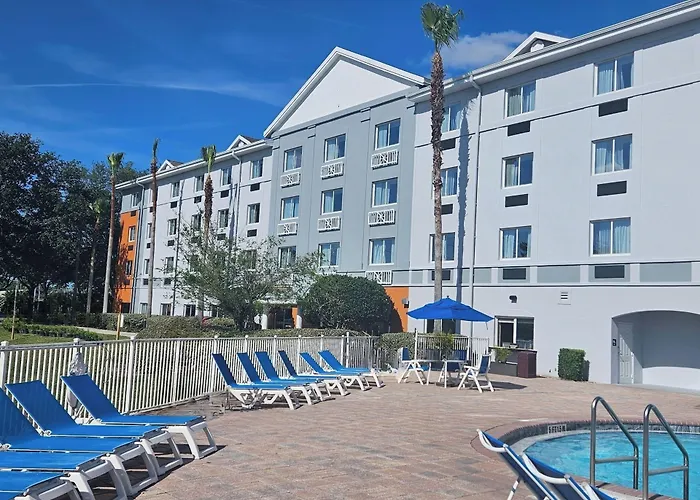 Cheap hotel: Exploria Express By Exploria Resorts