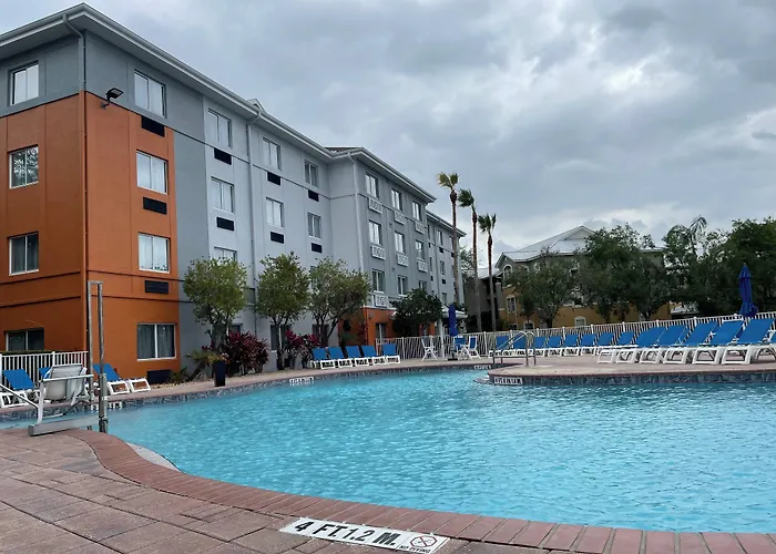 Cheap hotel: Exploria Express By Exploria Resorts